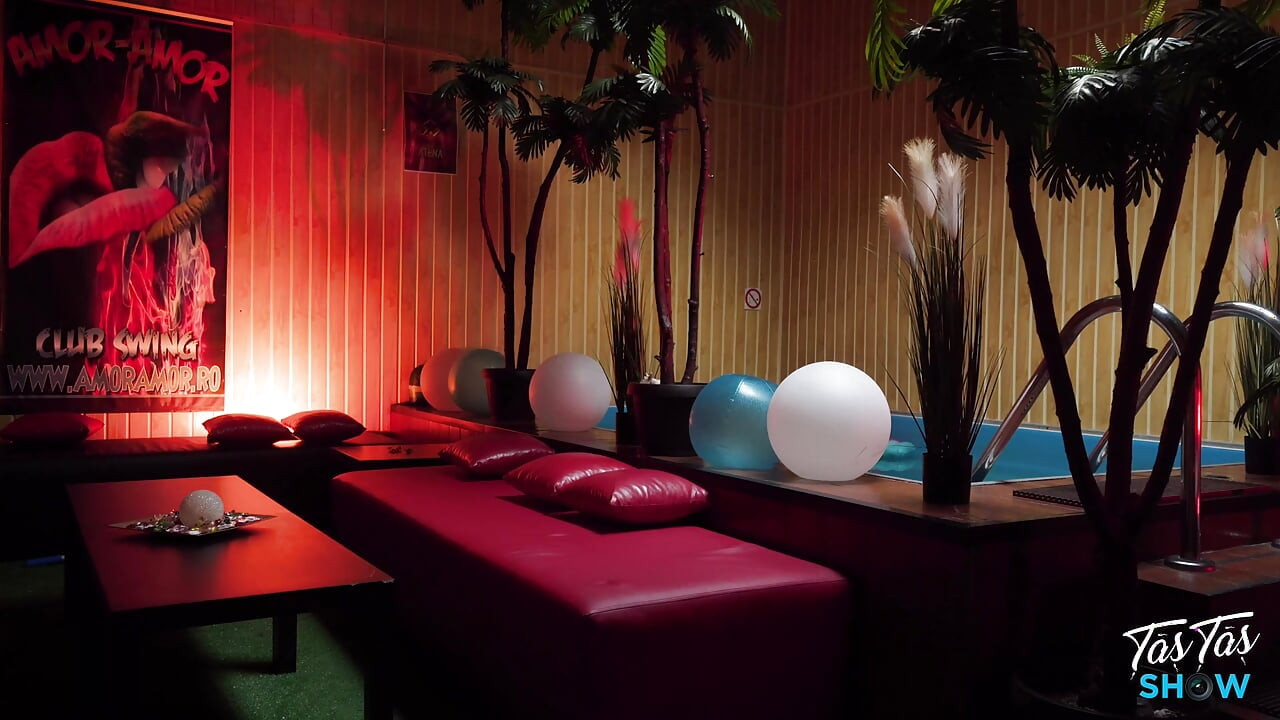 Sorprendí a mi hermanastra en un club de swing en su cumpleaños - episodio full hd