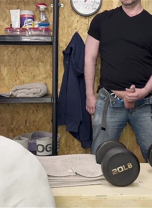 Tatăl vitreg musculoas este futut de doi urși cu pula mare