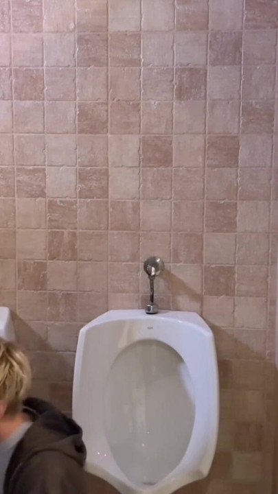 No vas a creer lo que hicieron estos dos twinks cachondos en un baño del parque público.captado por la cámara! | Clip 1