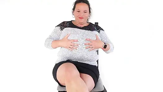 Büyük memeli kıllı olgun ıslak amcığını parmaklıyor