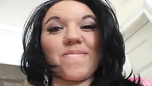 Соблазнительная крошка-брюнетка наслаждается интенсивным трахом пальцами и камшотом на лицо