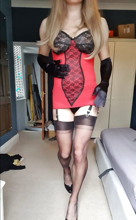 Taquiner dans ma nouvelle lingerie, est-ce que ça te rend sexy en me regardant ?