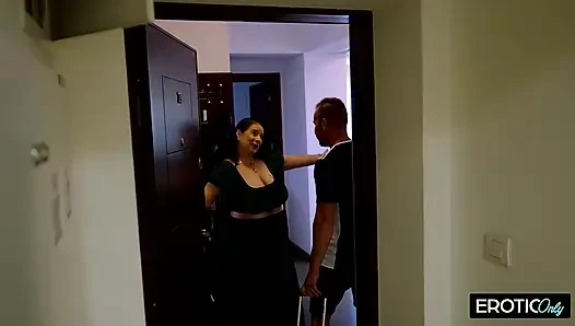 Хозяйка отеля трахает своих молодых постояльцев