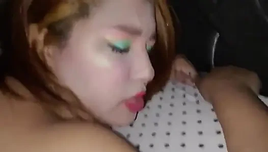 Büyük memeli kızıl saçlı genç latin kadının göğüslerini sikiyor