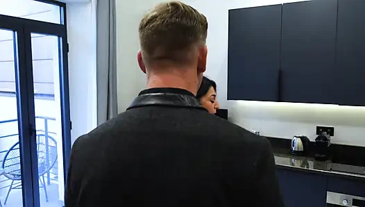 Immobilienmakler schlägt mit seinem Kunden zusammen