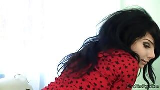 Sexy emo-teenager masturbiert solo