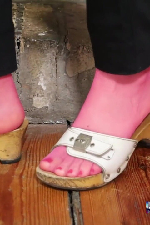 粉色紧身裤的性感悬挂与玩鞋——乐福鞋与木屐