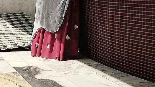 Hot pushpa bhabhi bathroom me boobs ko sahla rahi