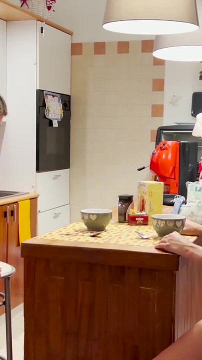 การแข็งตัวของสาวเวอร์จิ้นที่หยุดไม่ได้และคาดไม่ถึงบนน้าสาวในเลกกิ้งสีขาว | คลิป 1