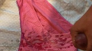 Éjaculation dans la culotte de base rose de la femme
