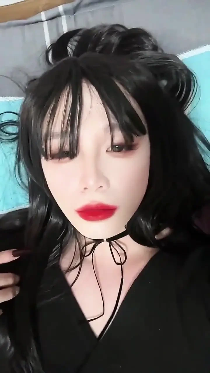 The Kitten in Heat Shoots a Huge Amount of Cum on My Black Clothes and Can’t Stop at All