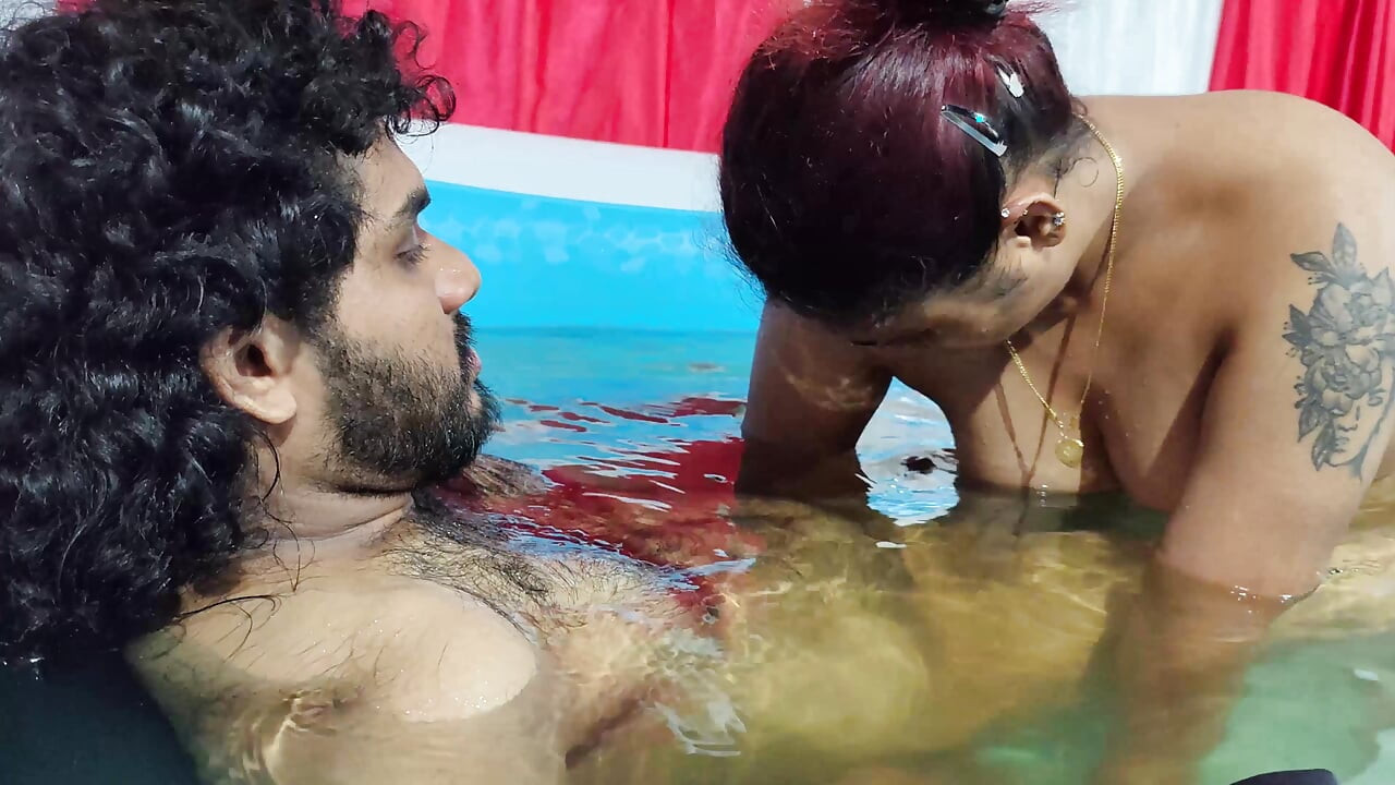 Par vruća gola romansa u bazenu