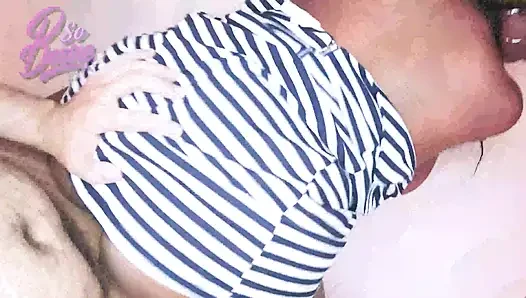 Sitzen und die schöne, sexy schwarze frau genießen