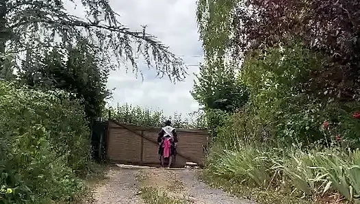 Yeni bir elbiseyle bahçıvan gibi giyinmiş