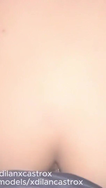 UNE BELLE JUMELLE CHEVAUCHE LA BITE SANS CAPOTE D’UN HETERO CURIEUX ET LUI SERT UN CREAMPIE ANAL BRUTAL | Clip 1