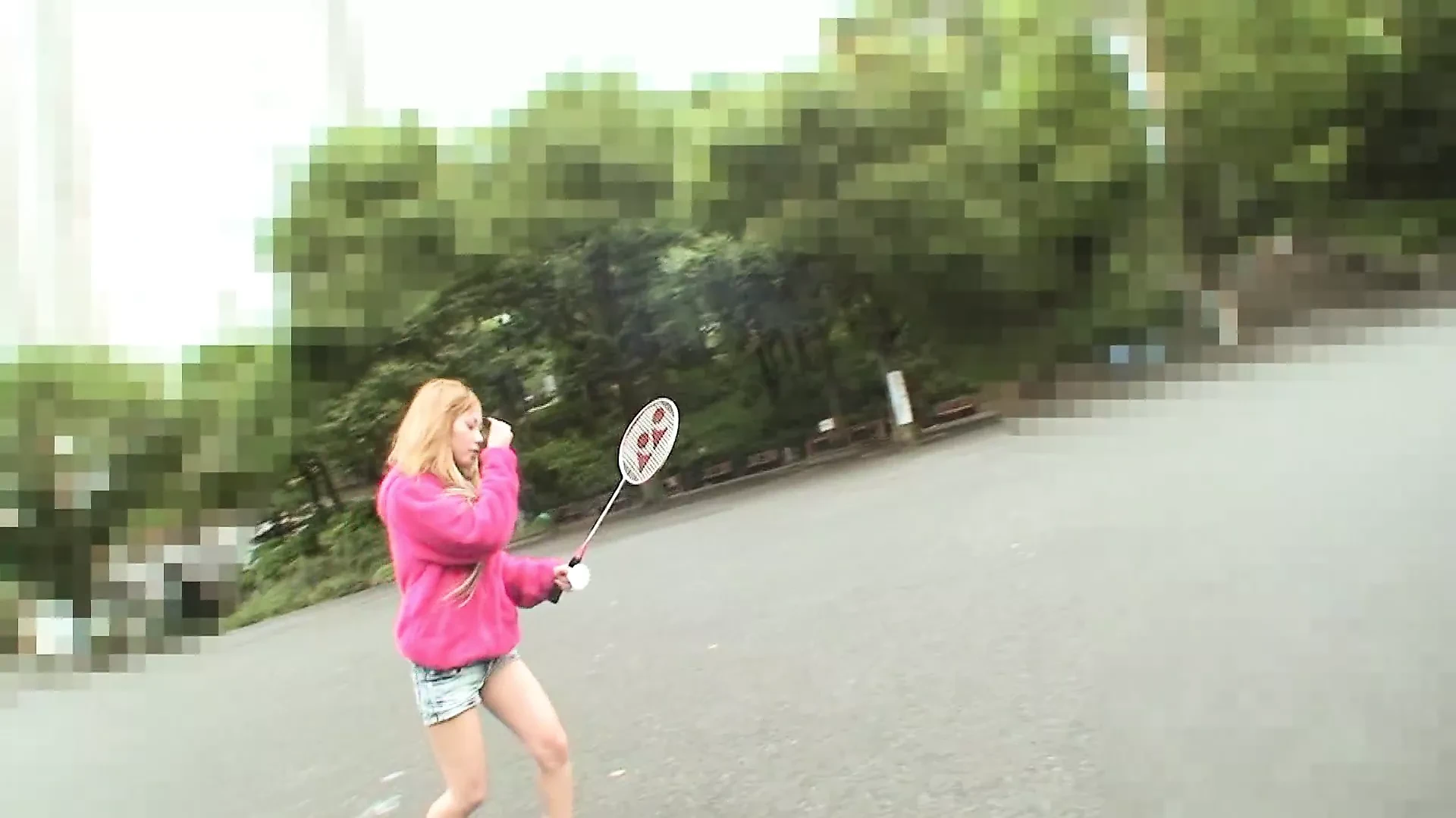 美丽的亚洲女孩在空中伸展饥渴的屁股，并且可以被操得很饥渴