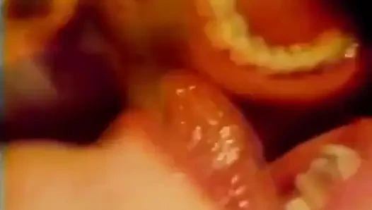 Büyük memeli piliçlerle eski nostaljik sikiş