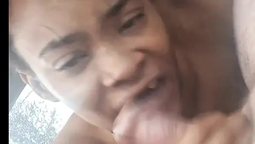 Zenci kadın büyük zenci yarağıyla döl içiyor