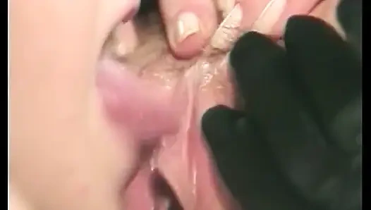 Соблазнительная лесбийская крошка лижет киску и трахает игрушкой