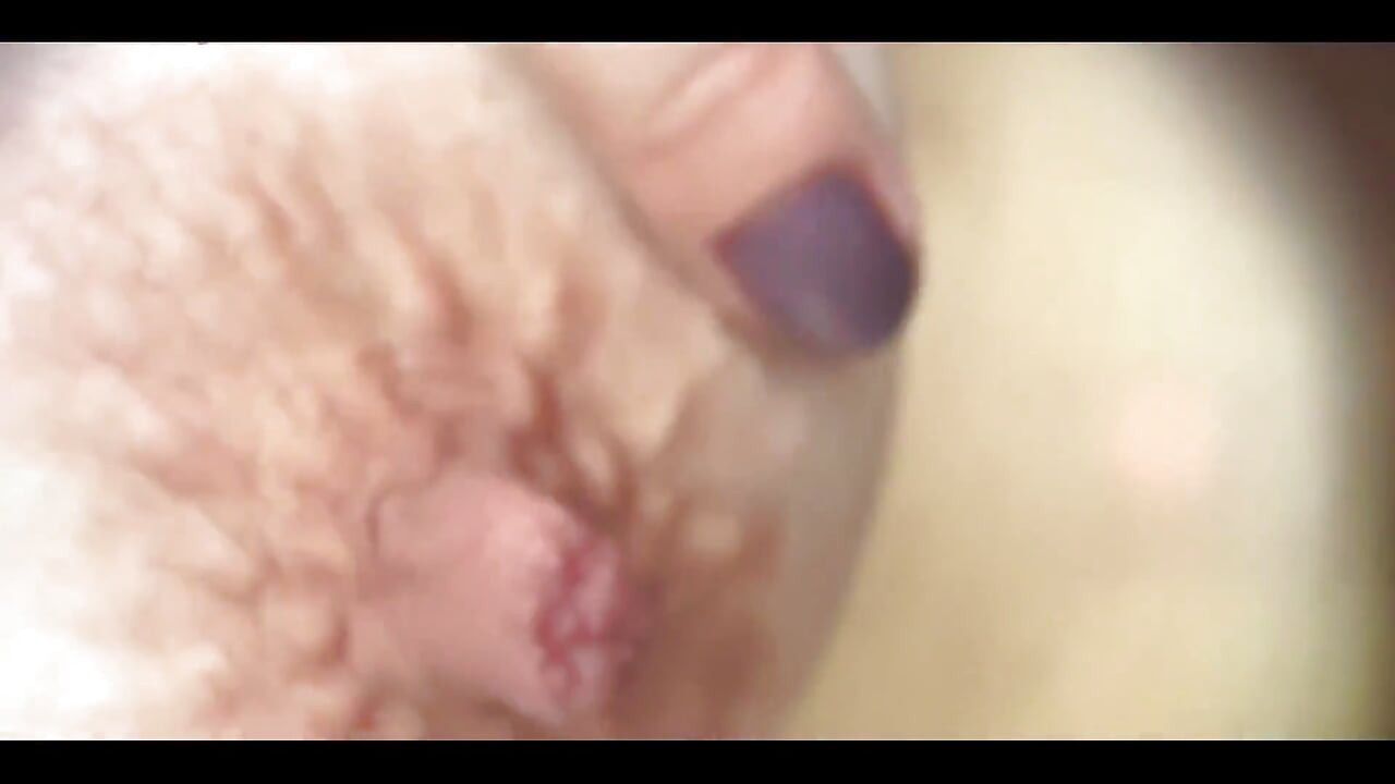 Extrem närbild på mina bröstvårtor spelar