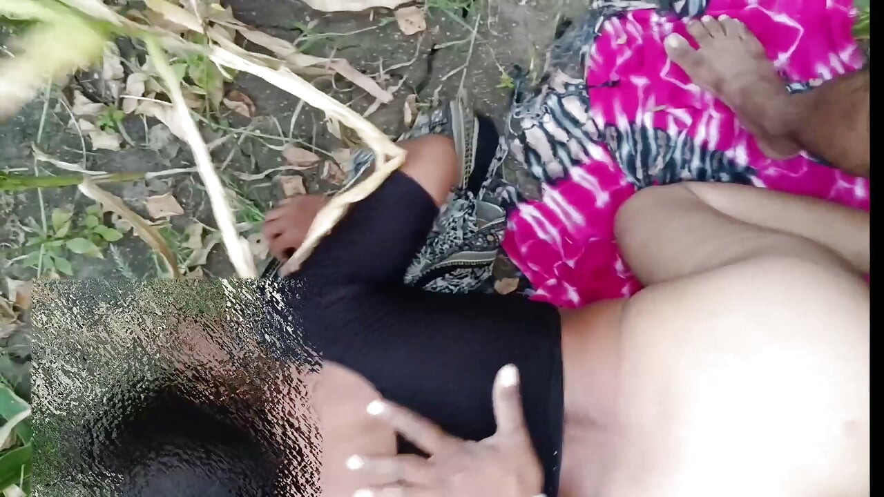 There was no one on the field, the little daughter-in-law opened the saree, opened the blouse, took off the pants, made a doggie, and made the daughter-in-law into the big ass and rubbed the daughter-in-law a lot.