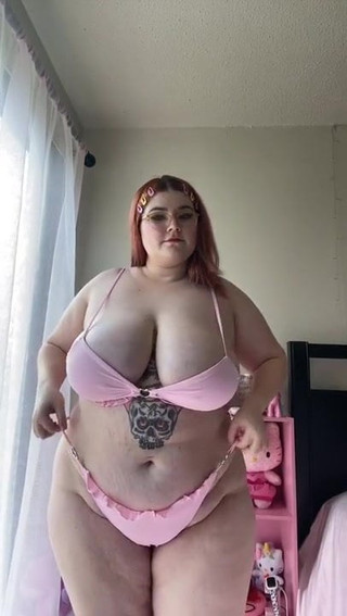 Perzik bbw enorme borsten in schrale bikini