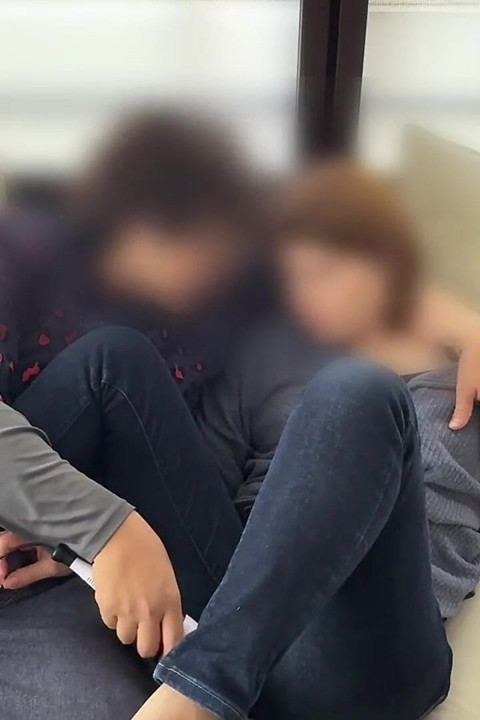 소파에서 진동기로 괴롭힘을 당하는 기혼 여성