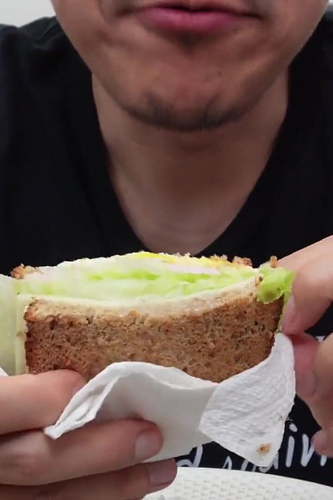 ASMR Azijski tip jede sendvič s doručkom