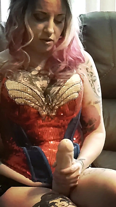 Wonder Woman viser sin futa frem