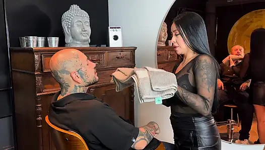 Чёртовски богатый с этим огромным парикмахер