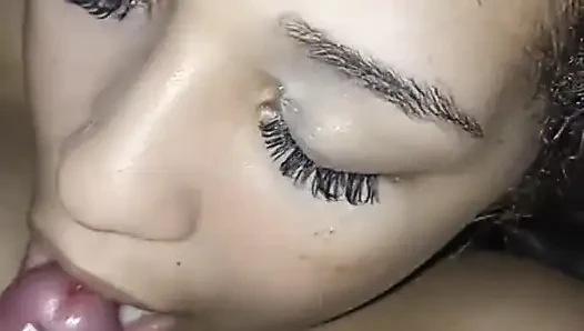 Трахни эту брюнетку с большими сиськами, Соединенные Штаты