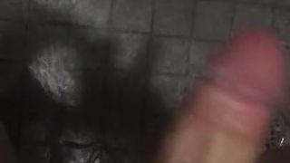 Cumming pod prysznicem na siłowni