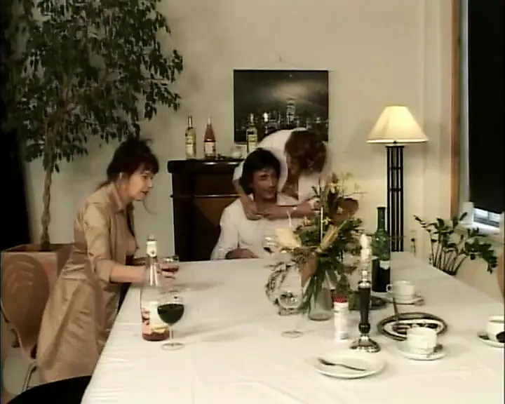 Des femmes au foyer allemandes scandaleuses et excitées de plus de 50 ans tournent un trio porno