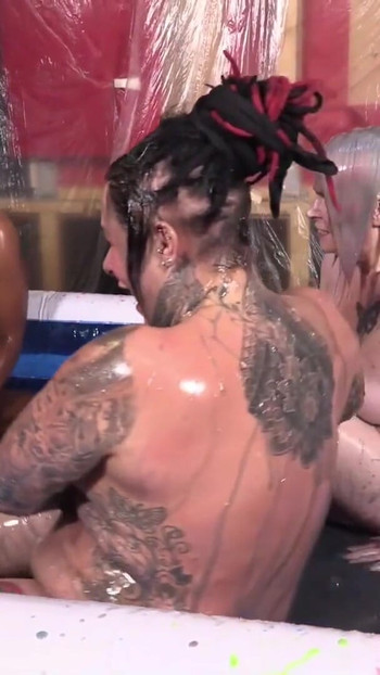 Epski trenutak iz "Four Girl Coloured Gunge Mess"