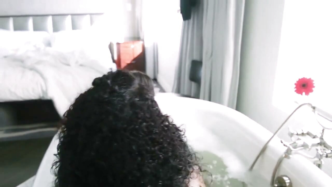 Černý lesbický sex v koupelně
