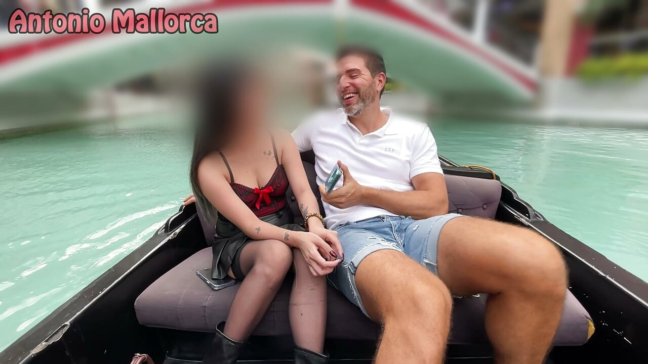 Follando a una pequeña filipina sexy con tetas turgentes recogida en el Gran Canal de Venecia