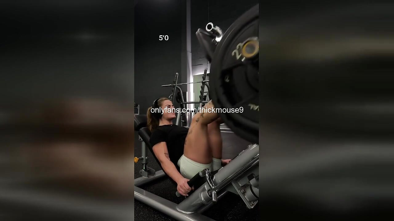 18-Year-Old Gym Girl Accidentally Flashes Tight Pussy During Live Stream