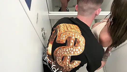 Мы трахаемся в лифте, и сосед нас ловит