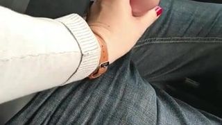 Esposa masturbándose mi polla conduciendo y grabando