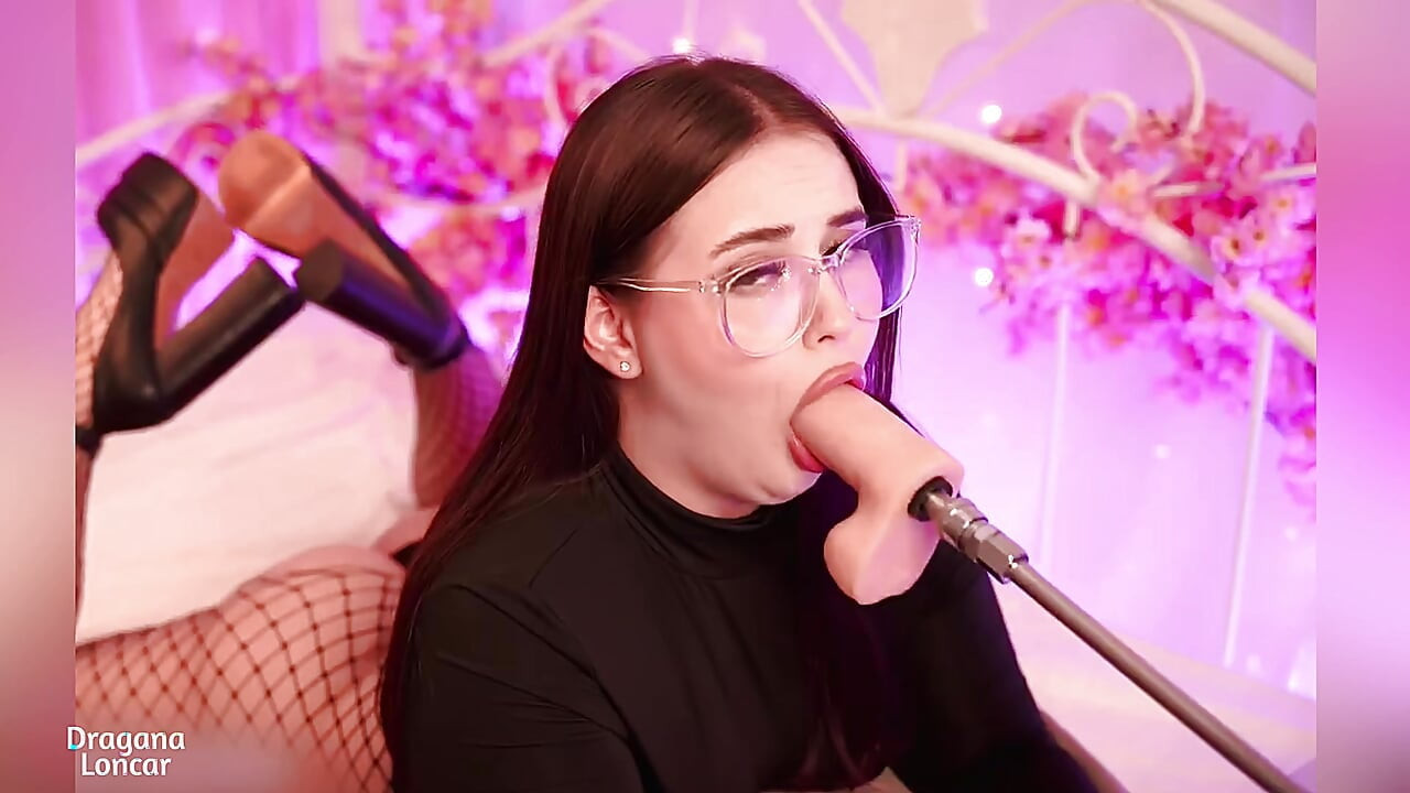 Studente geeft een geweldige diepe slordige pijpbeurt