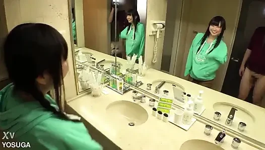 Eine 132cm große Turnerschaft wird nach dem Training nach hause gebracht und gefilmt, rohen sex und oralsex in der badewanne [amateur/klein B