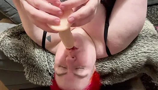 Cewek semok ini muasin memeknya pakai dildo