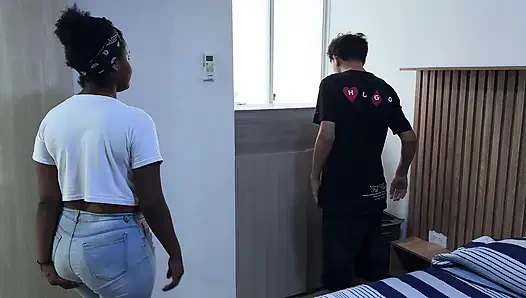 Welche Folgen kann ein stiefgeschwister-Paar ein Bett im Hotel teilen?