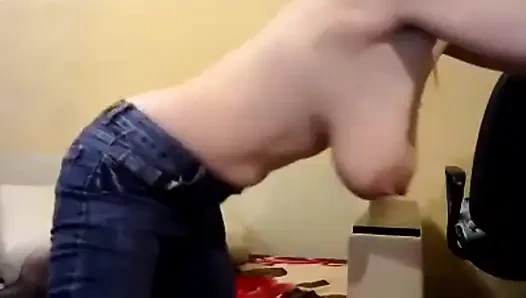 Tante nakal lagi goyangin toket aduhainya yang aduhai