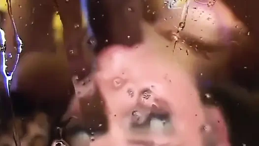 Cewek seksi rambut pirang lagi asik seks threesome sambil nyepong kontol... Crot di mulut