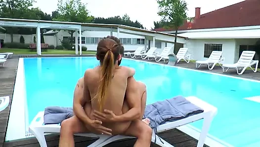 Seksi hatun amcık bahçede sikişiyor... ağzına boşalma