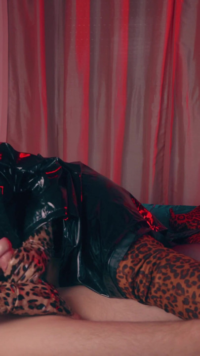 Labă dominantă tachinare distrusă, în mănuși din piele lungă - matură sexy în impermeabil din PVC & Leopard cu cizme înalte controale, CFNM | Clip 2