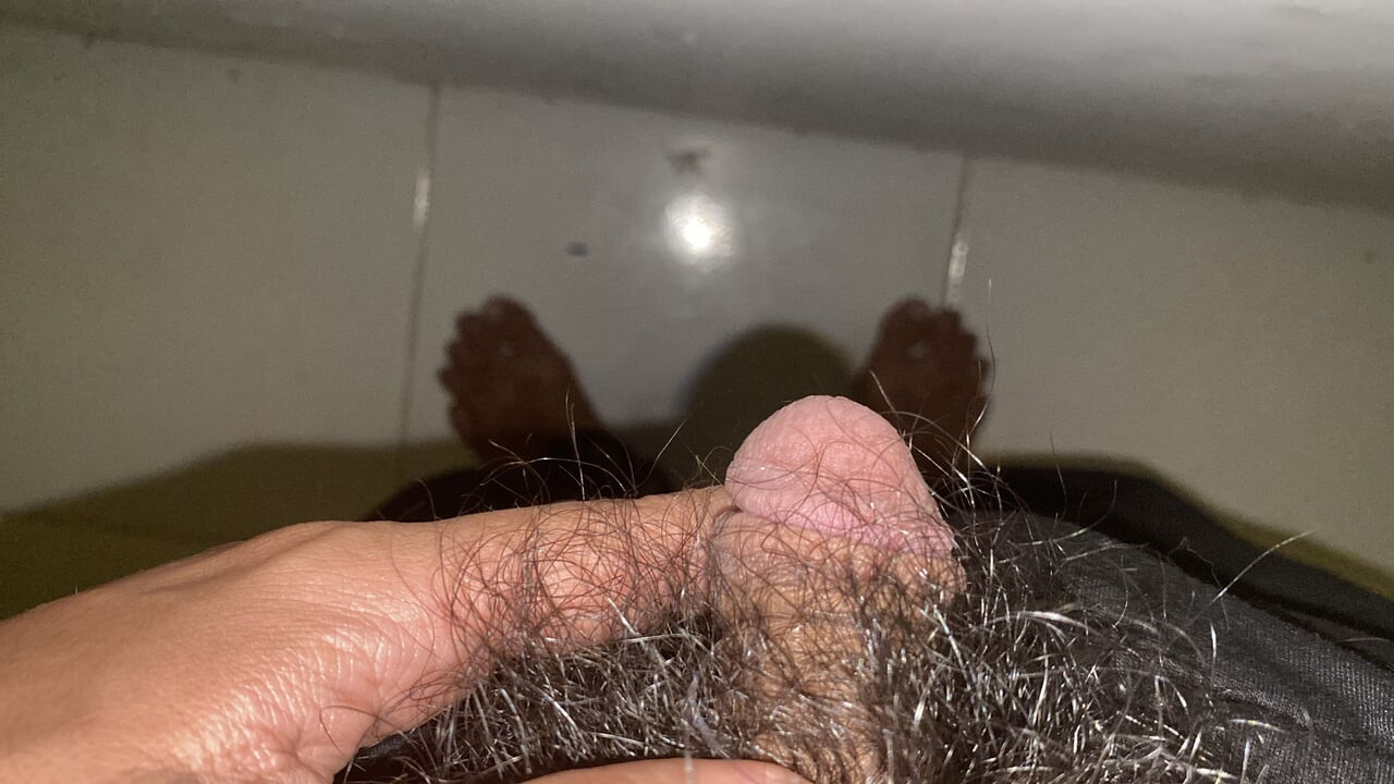 Sam u tihoj sobi uživam u svom privatnom trenutku opuštanja