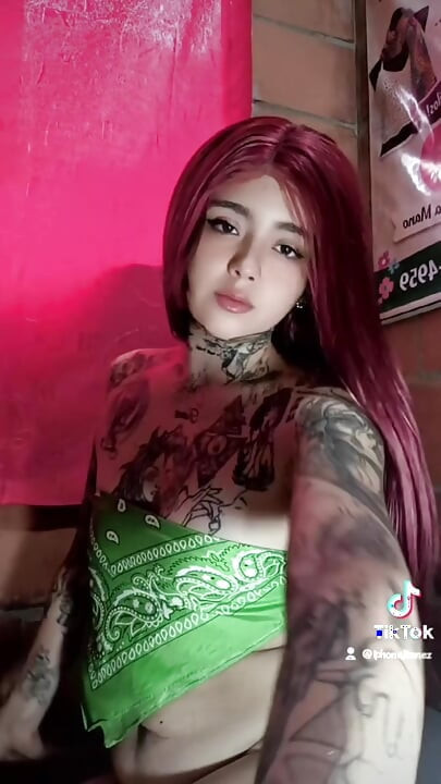 Jovem inocente se toca