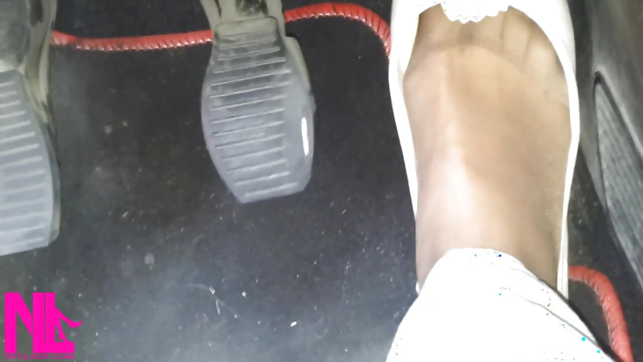 Pedalpumpen und fahren auf der Autobahn in weichen abgenutzten Wohnungen und Nylonsocken